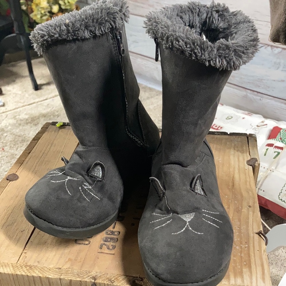 Size 4 Cat & Jack brown suede cat boots. In good condition. Lovingly wor…